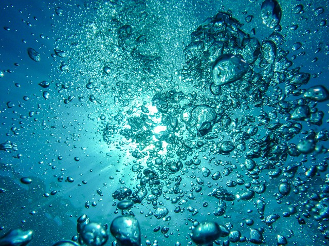 vzduchové bubliny ve vodě.jpg