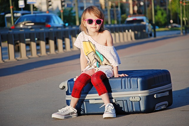 dítě s kufrem