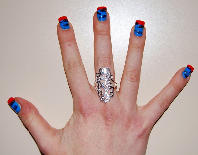 extravagantní ruka s prstenem